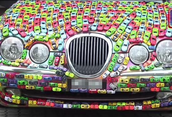 马来西亚男子将4600辆玩具车粘满豪车,是闹咋样!