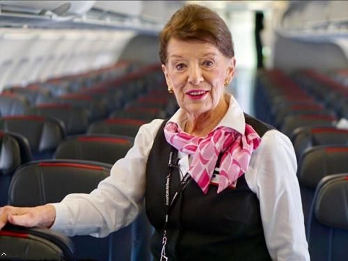 世界最年长空姐81岁 已在空中飞了60年